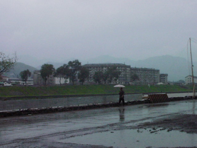 川向いにある北朝鮮側の集合住宅