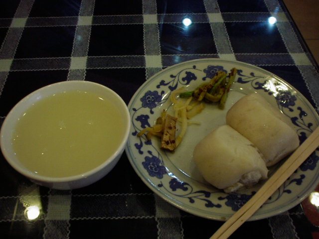 中国旅行中、吉林省通化のホテル内のバイキング朝食