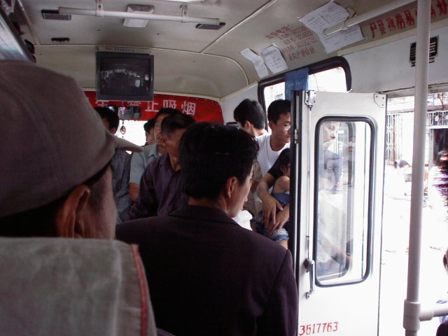 中国吉林省通化から集安に向かう長距離バス内の光景。通勤列車のように満員の状態で更なる乗客をまっている。