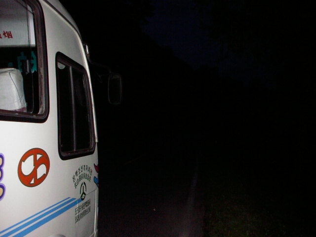 真っ暗な中、バスは走る。
