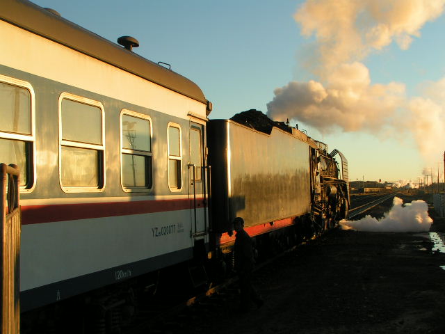 内蒙古自治区集通線を走る蒸気機関車（2004年9月）