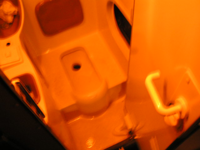 揺れた車内で撮った寝台バスのトイレ