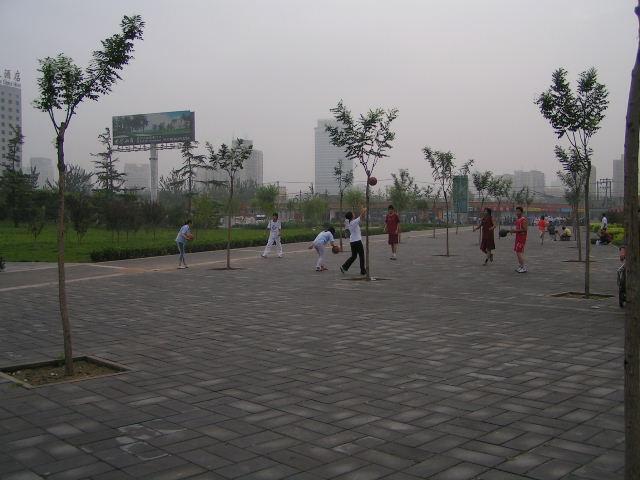 バスターミナル近くの広場で若者がバスケを楽しむ