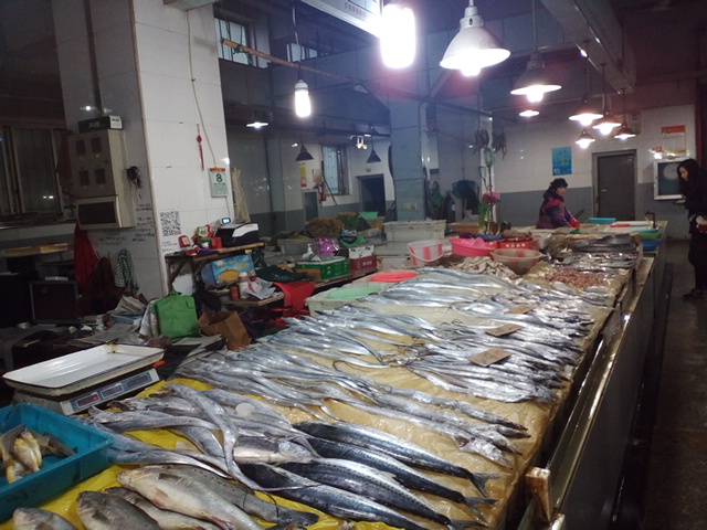 太刀魚など海魚が豊富に並ぶ