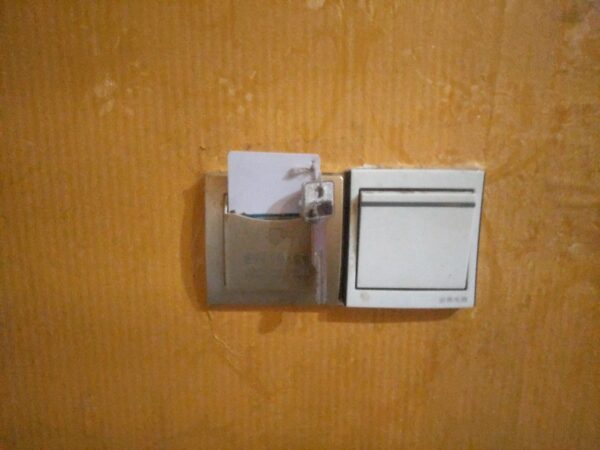 カードキーで電源を供給する安ホテル