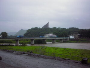 長白県と北朝鮮を結ぶ橋を望む