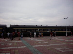 松江河駅に列車が到着