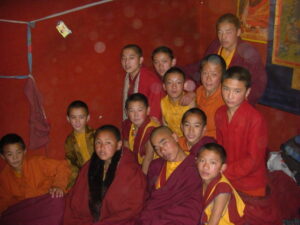 色達県のチベット寺院宿舎で出会った修行僧たち