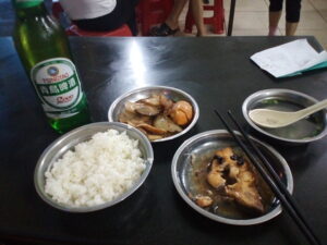 ひとりで食する夕食 ～ 煮魚・炒め物・米飯・スープ・ビール ～（海南省海口市）