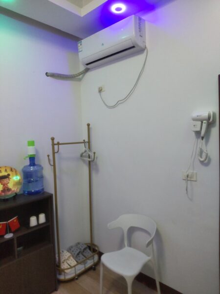 安ホテルの部屋（エアコンあり）